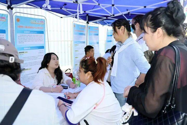 “工会帮就业”出新招:劳模当主播、线下送岗位,162人当场达成意向
