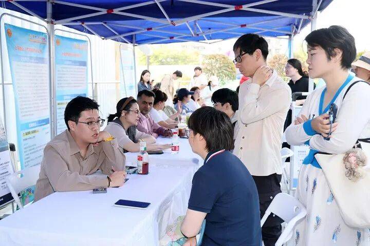 “工会帮就业”出新招:劳模当主播、线下送岗位,162人当场达成意向