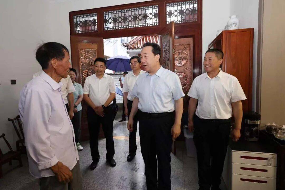 浙江省委书记驱车前往两省交界的村庄,沿村道察看村容村貌,同村民交流